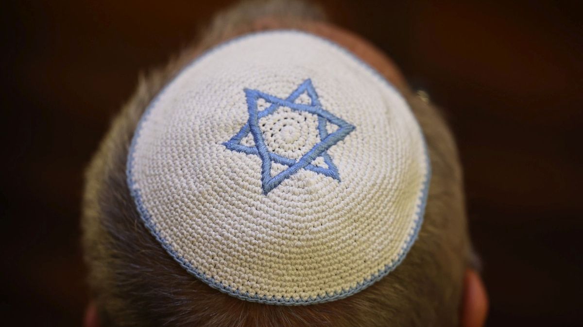 Dívka ve Francii strhla muži z hlavy jarmulku a vykřikovala antisemitská hesla. Dostala pět měsíců